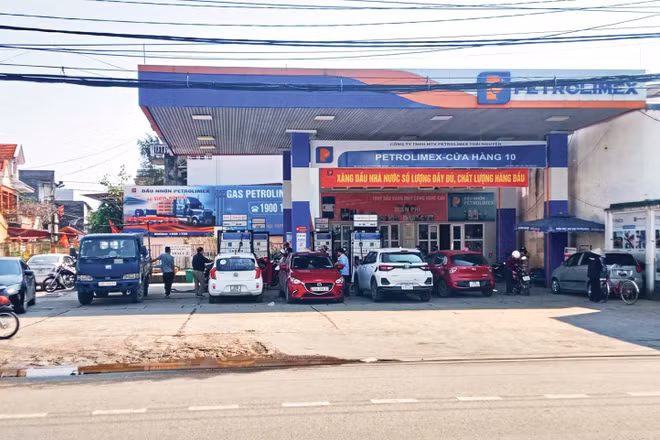 Hệ thống cửa hàng thuộc Công ty Xăng dầu Thái Nguyên có đủ xăng, dầu đáp ứng nhu cầu của người dân.