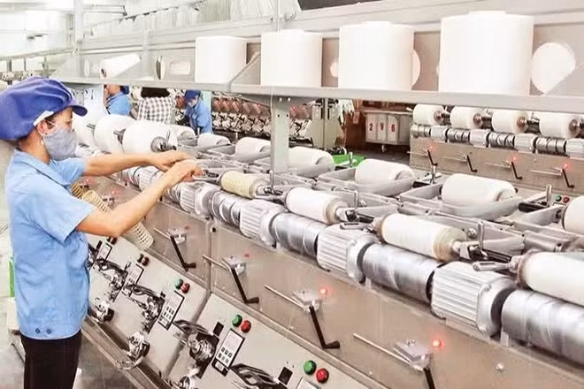 Sản xuất các sản phẩm dệt nhuộm tại Công ty trách nhiệm hữu hạn Dệt nhuộm Jasan Việt Nam (vốn đầu tư Trung Quốc) tại Khu công nghiệp Phố Nối B, tỉnh Hưng Yên. (Ảnh: ÐĂNG DUY)