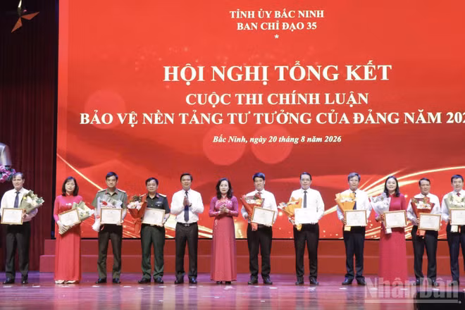 Ban tổ chức khen thưởng 11 tập thể có thành tích xuất sắc trong tổ chức triển khai và tham gia cuộc thi. (Ảnh A.T)