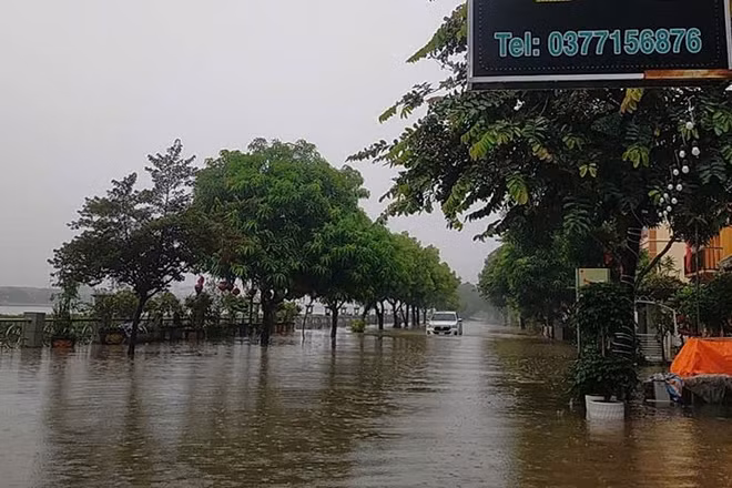 Nước sông Đáy dâng cao đã gây ngập lụt nhiều nhà dân sinh sống ven sông. (Ảnh: Đại Nghĩa)