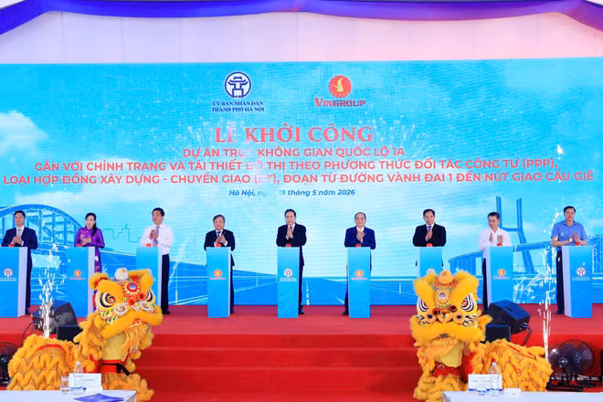 Các đại biểu thực hiện nghi thức khởi công dự án.