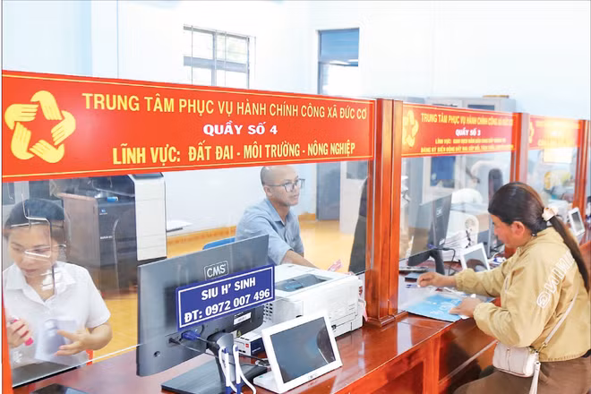 Người dân làm thủ tục hành chính tại Trung tâm phục vụ hành chính công xã Đức Cơ, tỉnh Gia Lai. (Ảnh TTXVN)