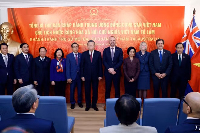 Tổng Bí thư, Chủ tịch nước Tô Lâm và các đại biểu tham dự lễ khánh thành trụ sở mới Đại sứ quán Việt Nam tại Australia. (Ảnh: TTXVN)