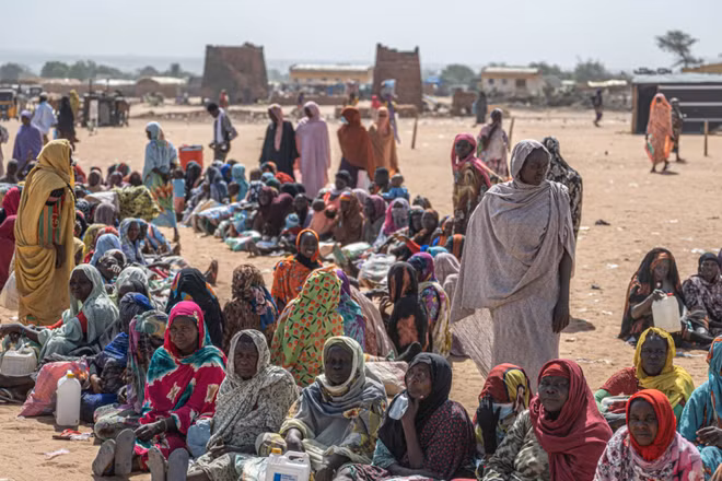 Người tị nạn Sudan chờ nhận thức ăn cứu trợ tại Adre, Cộng hòa Chad. (Ảnh: THX/TTXVN)