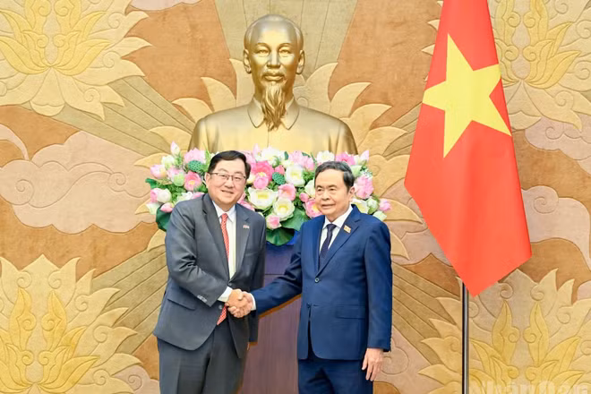Chủ tịch Quốc hội Trần Thanh Mẫn chúc mừng Đại sứ Malaysia Tan Yang Thai hoàn thành nhiệm kỳ công tác tại Việt Nam. (Ảnh: DUY LINH)