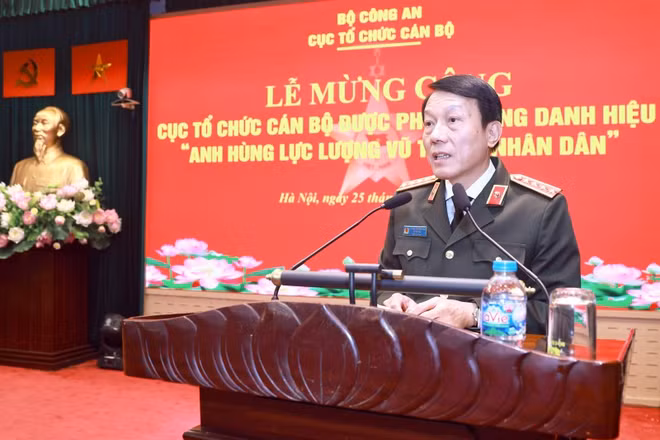 Bộ trưởng Lương Tam Quang chúc mừng và biểu dương những chiến công, thành tích của Cục Tổ chức cán bộ. (Ảnh: cand.com.vn)
