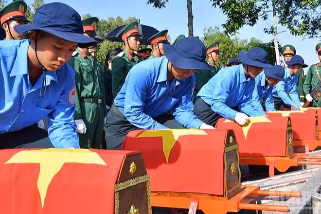 Đội K91 tìm kiếm, quy tập hài cốt liệt sĩ hy tại Campuchia. (Ảnh CHÍ PHÚC)