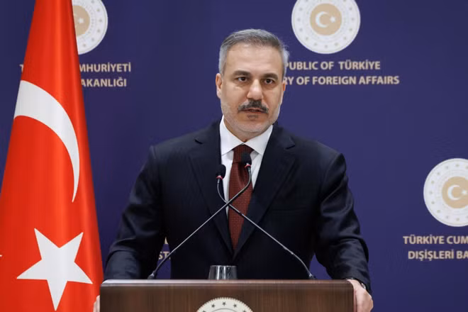Ngoại trưởng Thổ Nhĩ Kỳ Hakan Fidan trong cuộc họp báo tại Istanbul, ngày 15/1/2026. (Ảnh: THX/TTXVN)