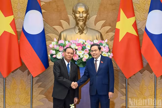 Chủ tịch Quốc hội Trần Thanh Mẫn và Thường trực Ban Bí thư Trung ương Đảng Nhân dân Cách mạng Lào Vilay Lakhamphong tại cuộc tiếp. (Ảnh: THỦY NGUYÊN)