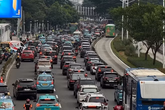 Xe cộ lưu thông trên đường phố tại Jakarta, Indonesia. (Ảnh: TTXVN)