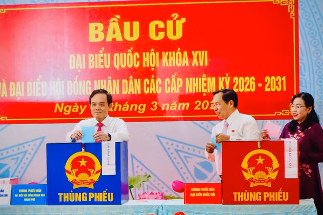 Đồng chí Trần Lưu Quang, Ủy viên Bộ Chính trị, Bí thư Thành ủy Thành phố Hồ Chí Minh bỏ phiếu bầu cử sáng 15/3. (Ảnh: THẾ ANH)