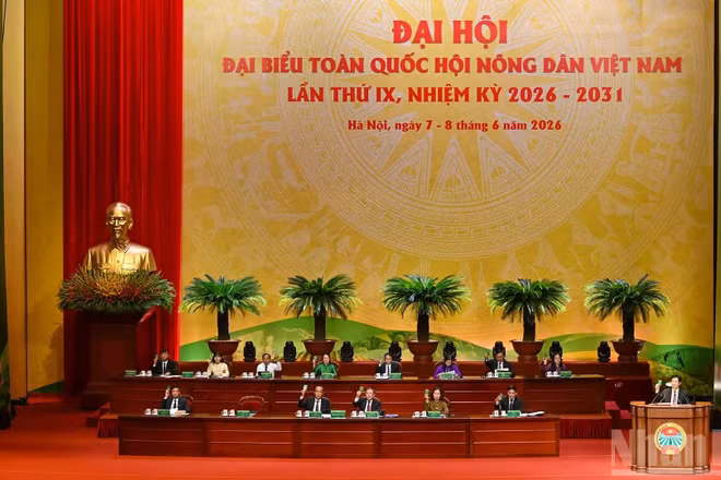 Đoàn Chủ tịch điều hành Đại hội đại biểu toàn quốc Hội Nông dân Việt Nam lần thứ IX.