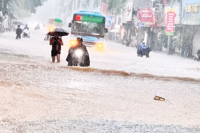 Tình trạng ngập lụt tại phố Khâm Thiên, Hà Nội sau trận mưa lớn vào tháng 9/2025. (Ảnh TL)