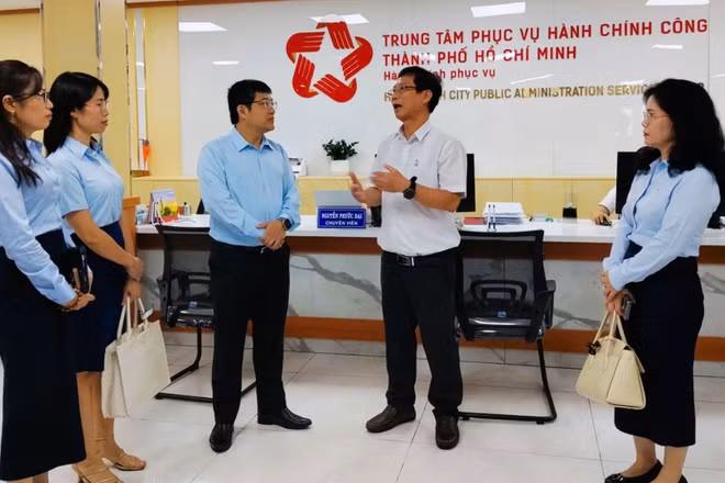 Đoàn công tác Trung tâm Phục vụ hành chính công Thành phố Hà Nội trao đổi kinh nghiệm tại Trung tâm Phục vụ hành chính công Thành phố Hồ Chí Minh. (Ảnh: Trung tâm Phục vụ hành chính công thành phố Hà Nội)