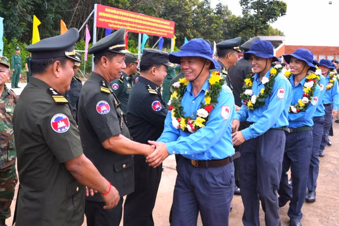 Lực lượng chức năng Vương quốc Campuchia đón Đội K70, K71, K72, K73 đi tìm mộ liệt sĩ tại Cửa khẩu quốc tế Xa Mát, tỉnh Tây Ninh (Ảnh: TTXVN)
