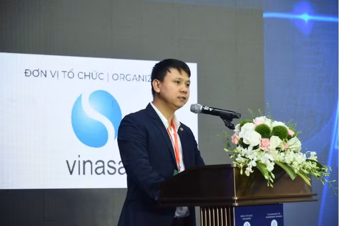 Ông Nguyễn Xuân Phong, Giám đốc Chuyển đổi AI Tập đoàn FPT chia sẻ về CASAN - khung năng lực AI 5 cấp độ.