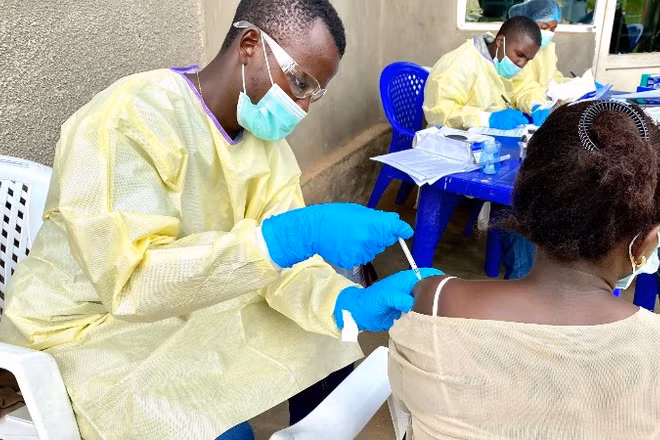 Nhân viên y tế tiêm vaccine phòng Ebola cho người dân tại Bắc Kivu, Cộng hòa Dân chủ Congo. (Ảnh: THX/TTXVN)