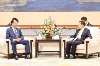 Phó Chủ tịch Quốc hội Trần Quang Phương hội kiến Bí thư Tỉnh ủy Tứ Xuyên Vương Hiểu Huy.