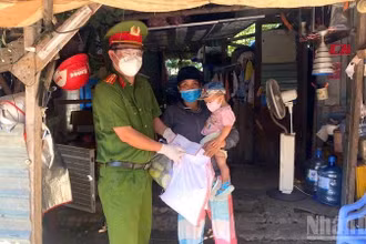 Trung tá Nguyễn Xuân Cường thay mặt lãnh đạo đơn vị đến thăm, tặng quà, động viên các hộ gia đình khó khăn trên địa bàn quận Liên Chiểu. (Ảnh: ĐÌNH TĂNG)