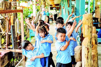 Các em nhỏ vui chơi ở làng Củi Lũ, phường Hội An Tây, thành phố Đà Nẵng. (Ảnh HIỆP NGUYỄN)
