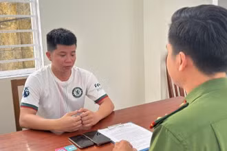 Đối tượng Nguyễn Ngọc Anh tại cơ quan điều tra. (Ảnh: Công an cung cấp)
