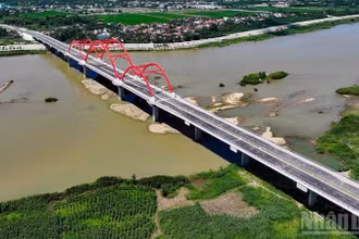 Cầu Phước Lộc sừng sững nối đôi bờ sông Trà Khúc, ước mơ ngàn đời của người dân thành hiện thực.