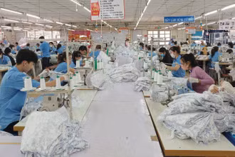 Sản xuất hàng dệt may tại Nhà máy may Hòa Thọ (Quảng Ngãi).