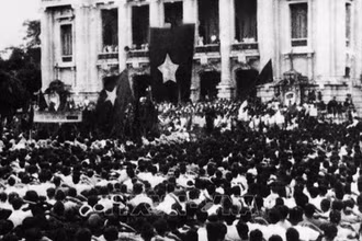 Sáng 19/8/1945, hàng chục vạn người dân ở Hà Nội và các tỉnh lân cận theo các ngả đường kéo về quảng trường Nhà hát lớn Hà Nội dự cuộc mít tinh lớn chưa từng có của quần chúng cách mạng, hưởng ứng cuộc Tổng khởi nghĩa giành chính quyền. (Ảnh: Tư liệu TTXVN)