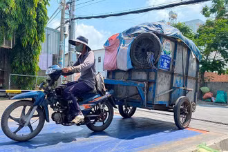 Thu gom rác tại nguồn ở huyện Hóc Môn. (Ảnh: NHẬT THÀNH)