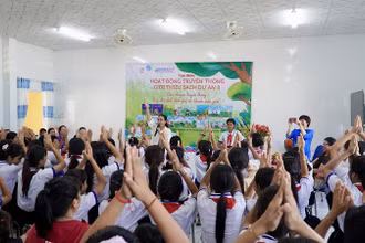 Các em học sinh hào hứng tham gia Chương trình giới thiệu sách thuộc Dự án “Thực hiện bình đẳng giới và giải quyết những vấn đề cấp thiết với phụ nữ và trẻ em”.