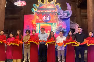 Các đại biểu cắt băng khai mạc triển lãm.
