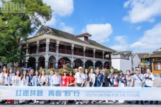 Đại biểu và thanh niên hai nước Việt Nam và Trung Quốc chụp ảnh lưu niệm tại di tích lịch sử địa điểm Hội nghị Tuân Nghĩa, tỉnh Quý Châu, Trung Quốc.