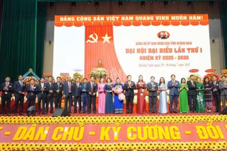 Đồng chí Bùi Thị Quỳnh Vân, Ủy viên Trung ương Đảng, Bí thư Tỉnh ủy Quảng Ngãi tặng hoa chúc mừng Ban Chấp hành Đảng bộ Ủy ban nhân dân tỉnh Quảng Ngãi nhiệm kỳ 2025-2030.