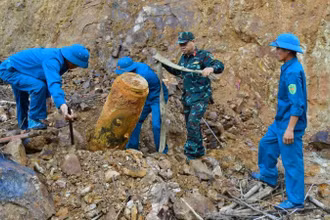 Quả bom phá còn nguyên kíp nổ, cách nhà dân khoảng 50m.