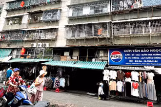 Nhiều hộ dân tại chung cư Thanh Đa (phường Bình Quới, Thành phố Hồ Chí Minh) cơi nới, lắp đặt các khung sắt kiên cố bít ban-công cũng là lối thoát hiểm của căn hộ.