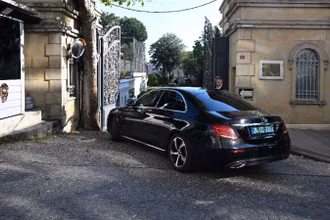 Xe chở đoàn đàm phán hạt nhân giữa Iran và Nhóm E3 tới lãnh sự quán Iran ở Istanbul, Thổ Nhĩ Kỳ ngày 25/7/2025. (Ảnh: Anadolu Agency/TTXVN) 