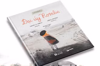 Cuốn sách “Đại úy Rosalie” dày 72 trang, được minh họa bởi họa sĩ Isabelle Arsenault, do dịch giả Bùi Kim Ngân chuyển ngữ.