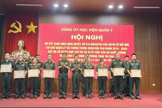 Lãnh đạo Đảng ủy, Ban Giám đốc Học viện Quân y trao Bằng khen cho các đơn vị, cá nhân tại hội nghị.