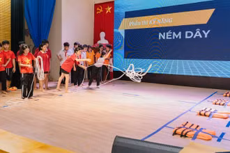 Trẻ em tham gia cuộc thi tìm hiểu kiến thức, kỹ năng về phòng, chống đuối nước.