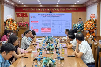 Diễn giả trình bày nội dung nghiên cứu khoa học chuyên ngành nội khoa tại hội nghị.