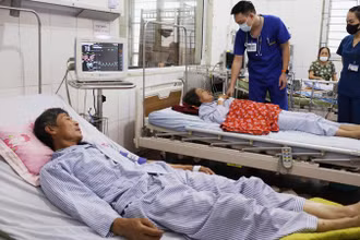 Các bác sĩ kiểm tra sức khỏe 2 bệnh nhân bị sét đánh đang điều trị tại Bệnh viện đa khoa Thanh Oai (Hà Nội).