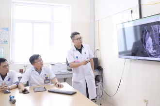 Các y, bác sĩ Bệnh viện K truy cập kết quả điều trị trên hệ thống hồ sơ bệnh án điện tử
