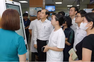 Lãnh đạo Sở Y tế Hà Nội kiểm tra trang thiết bị phục vụ triển khai bệnh án điện tử tại Bệnh viện đa khoa Hà Đông