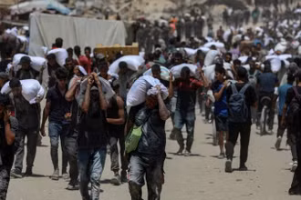 Người dân Palestine nhận hàng viện trợ nhân đạo tại Beit Lahia, phía Bắc Dải Gaza, ngày 1/8/2025. (Ảnh: THX/TTXVN)
