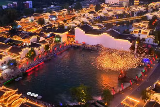 Du lịch đêm ở Thủy trấn Lê Kiều, thành phố Đồng Lăng, tỉnh An Huy, Trung Quốc. (Ảnh: Tân Hoa xã)