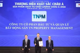 Đại diện TNPM nhận Cup và chứng nhận từ Ban tổ chức giải thưởng.