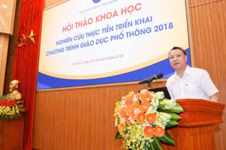 Hiệu trưởng Trường đại học Sư phạm Hà Nội, Phó Giáo sư, Tiến sĩ Nguyễn Đức Sơn phát biểu tại hội thảo. 
