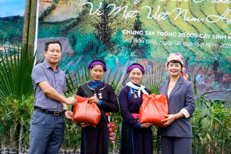 Đại diện Trung tâm Truyền thông Tài nguyên và Môi trường tặng quà cho người dân xã Bản Liền.