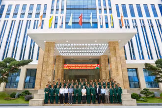 Đại biểu chụp ảnh lưu niệm tại Sở Chỉ huy Quân khu 7. 
