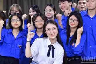 Đại sứ "Tiếp sức mùa thi" Trần Khánh Vy và một số tình nguyện viên tiêu biểu có mặt tại hội nghị tổng kết chương trình năm 2025.
